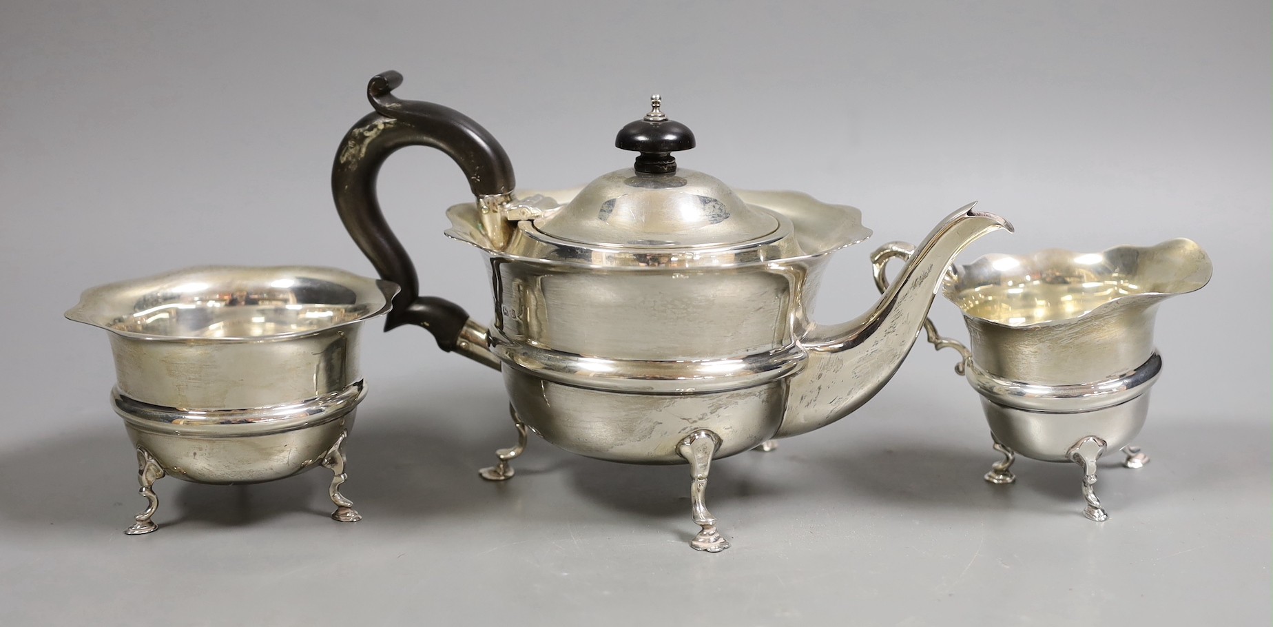 A George V silver three piece tea set, Nathan & Hayes, Birmingham, 1915, gross 14.4oz.